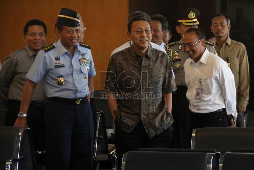   Wakil Presiden Boediono meninjau kesiapan pengoperasian Bandara Halim Perdana Kusuma di Jakarta, Selasa (7/1).    (Republika/Yasin Habibi)