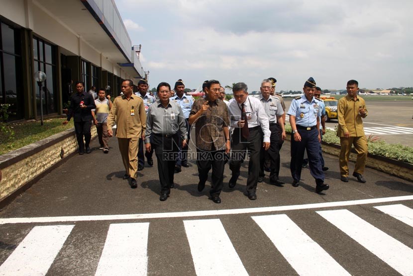   Wakil Presiden Boediono meninjau kesiapan pengoperasian Bandara Halim Perdana Kusuma di Jakarta, Selasa (7/1).    (Republika/Yasin Habibi)