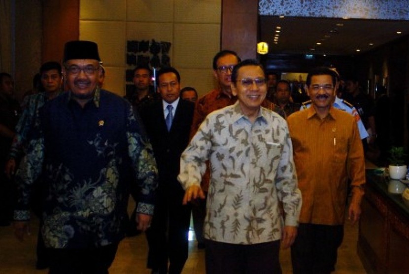 Wakil Presiden Boediono (tengah).