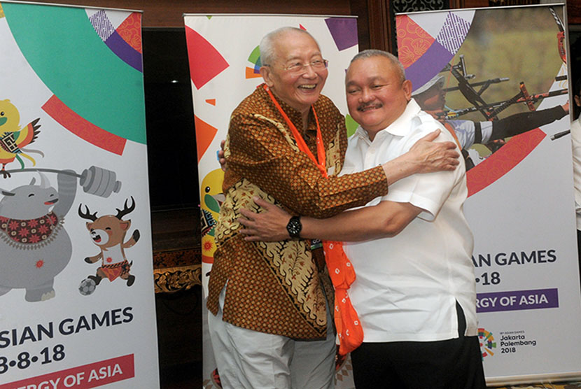 vice president of the Olympic Council of Asia, Wei Ji Zhong was welcomed by South Sumatra Governor Alex Noerdin after visiting Jakabaring Sport City (JSC), Palembang, on Thursday (December 14).
