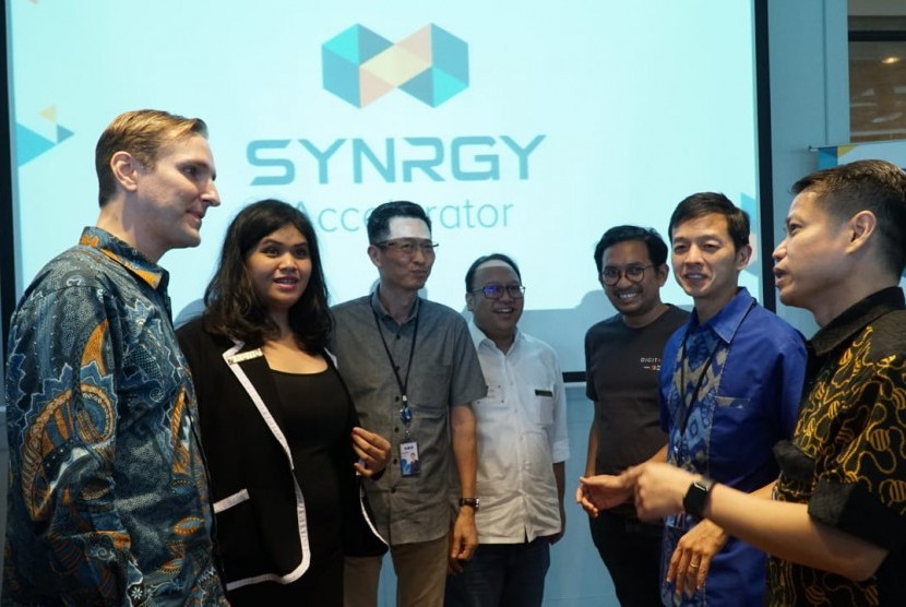 Wakil Presiden Direktur BCA Armand W. Hartono (baju biru) saat meluncurkan program SYNRGY Accelerator.