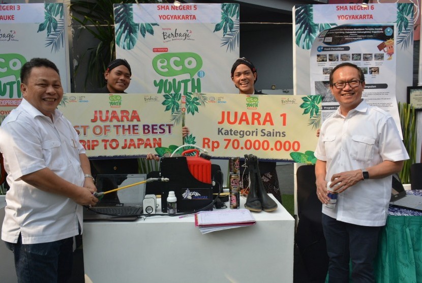 Wakil Presiden Direktur PT Toyota Motor Manufacturing Indonesia (TMMIN) Edward Otto Kanter (kiri) dan Direktur PT Toyota-Astra Motor (TAM) Darmawan Widjajaj (kanan) tengah berbincang dengan perwakilan siswa SMAN 5 Jogyakarta yang berhasil meraih juara pertama untuk kategori science pada lomba lingkungan hidup Toyota Eco Youth (TEY) ke-11, di sela acara Awarding TEY#11, di Jakarta, Selasa (6/8).