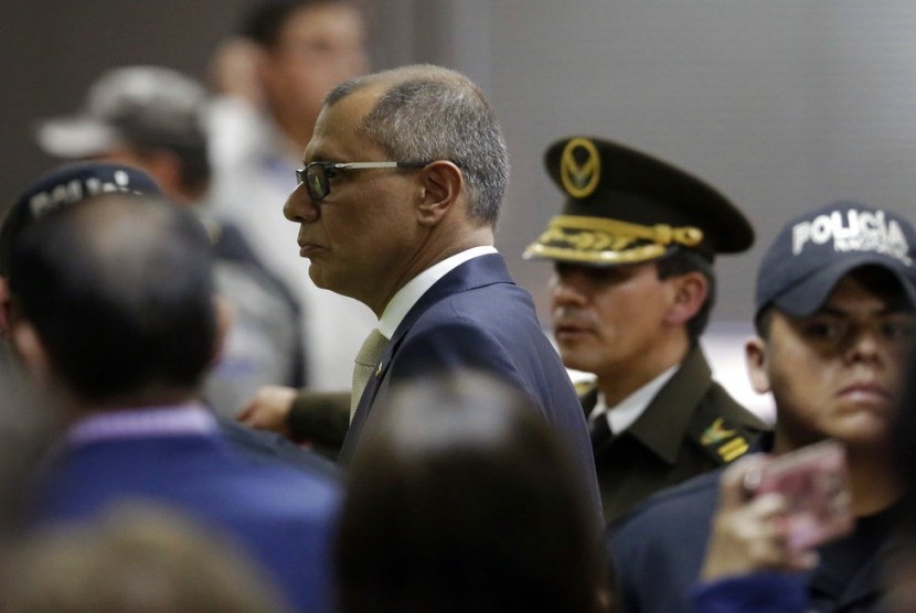 Wakil presiden Ekuador yang diskors Jorge Glas saat menghadiri pengadilan di Quito, Ekuador, Rabu (13/12). Pengadilan mengganjarnya enam tahun penjara karena korupsi.