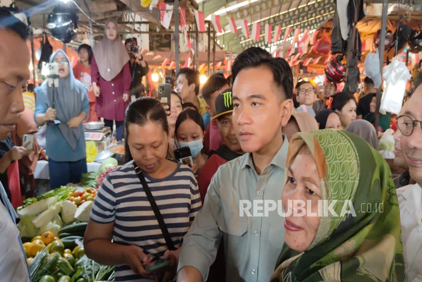 Wakil Presiden Gibran Rakabuming Raka blusukan ke Pasar Flamboyan, Kota Pontianak, Kalimantan Barat, pada Sabtu (23/8/2025).
