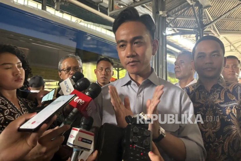 Wakil Presiden Gibran Rakabuming Raka memberikan keterangan pers di Stasiun Solo Balapan, Kota Solo, Jawa Tengah, Ahad (24/8/2025).