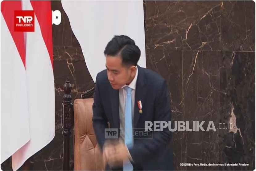 Wakil Presiden Gibran Rakabuming Raka mengubah warna dasinya dari merah menjadi biru saat Sidang Tahunan MPR di Gedung Nusantara, Kompleks Parlemen Senayan, Jakarta Pusat, Jumat (15/8/2025).