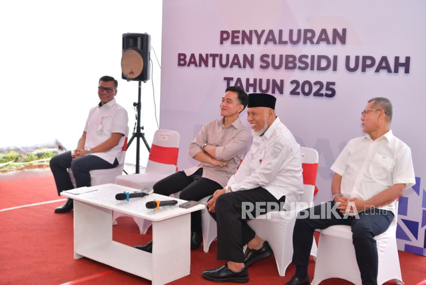 Wakil Presiden Gibran Rakabuming Raka meninjau penyaluran BSU.