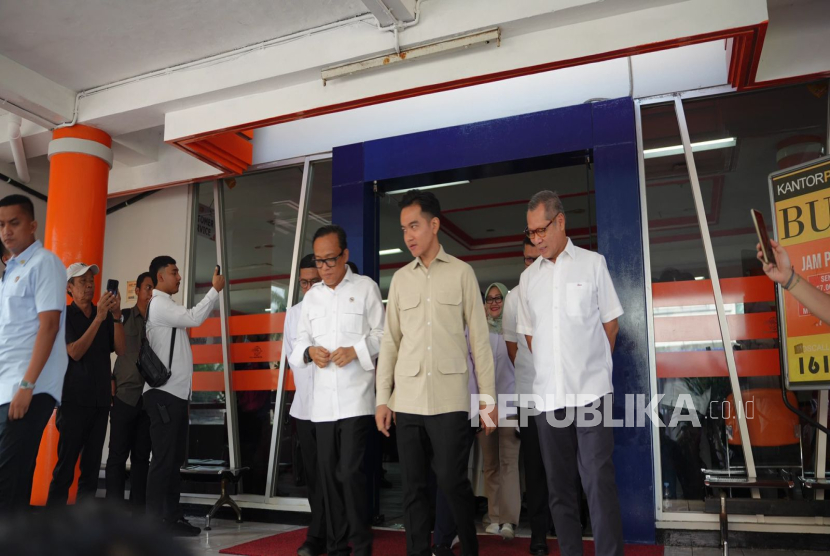 Wakil Presiden Gibran Rakabuming Raka pantau penyaluran BSU.
