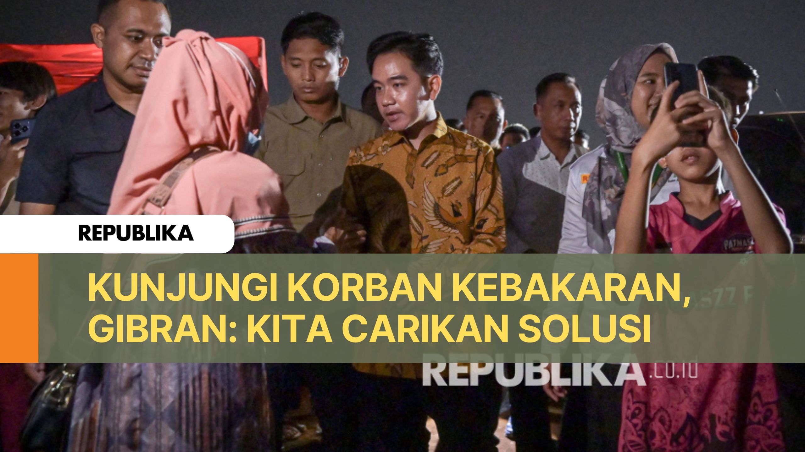 Wakil Presiden Gibran Rakabuming Raka (tengah) bersalaman dengan salah satu pengungsi saat meninjau posko pengungsian korban kebakaran di Kapuk Muara, Penjaringan, Jakarta, Senin (9/6/2025).  Kunjungan tersebut untuk berdialog sekaligus melihat kondisi pengungsi pascakebakaran yang terjadi pada Jumat (9/6/2025). 