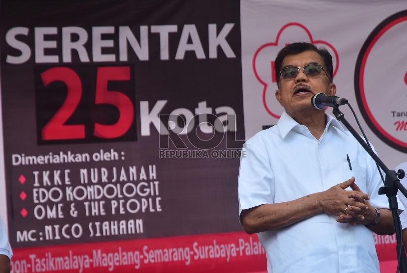 Wakil Presiden Indonesia, Jusuf Kalla memberikan kata sambutan sesaat sebelum pembukaan aksi donor darah yang diadakan oleh Taruna Merah Putih di Kawasan Car Free Day, M.H Thamrin, jakarta Pusat, Ahad (29/3). 