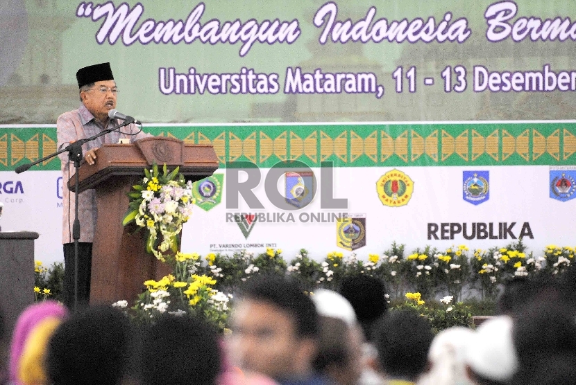 Wakil Presiden Indonesia, Jusuf Kalla memberikan sambutannya saat pembukaan Muktamar VI dan Milad ke-25 ICMI di Universitas Mataram, Nusa Tenggara Barat, Sabtu (12/12).