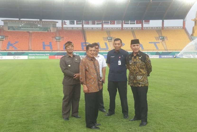 Wakil Presiden Indonesia, Jusuf Kalla meninjau Stadion Si Jalak Harupat, Kabupaten Bandung sebagai venue Asian Games cabang olahraga Sepakbola, Rabu (8/8).