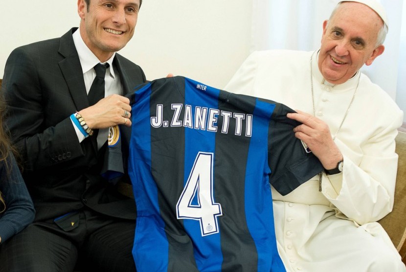 Wakil Presiden Inter Javier Zanetti  (kiri).