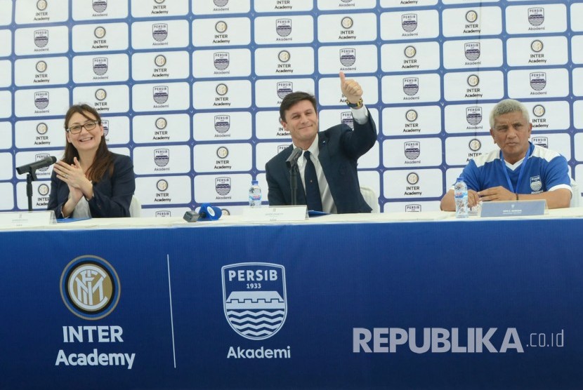 Wakil Presiden Inter Milan, Javier Zanetti (tengah).
