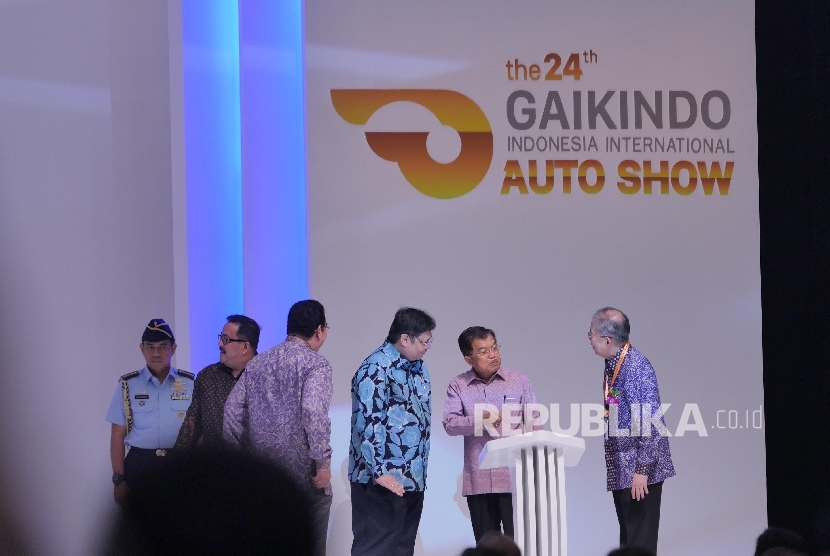 Wakil Presiden Jusuf Kalla berbincang dengan Menteri Perindustrian Erlangga Hartarto usai meresmikan Gaikindo Indonesia International Autoshow 2016 di Tangerang, Banten, Kamis (11/8) 