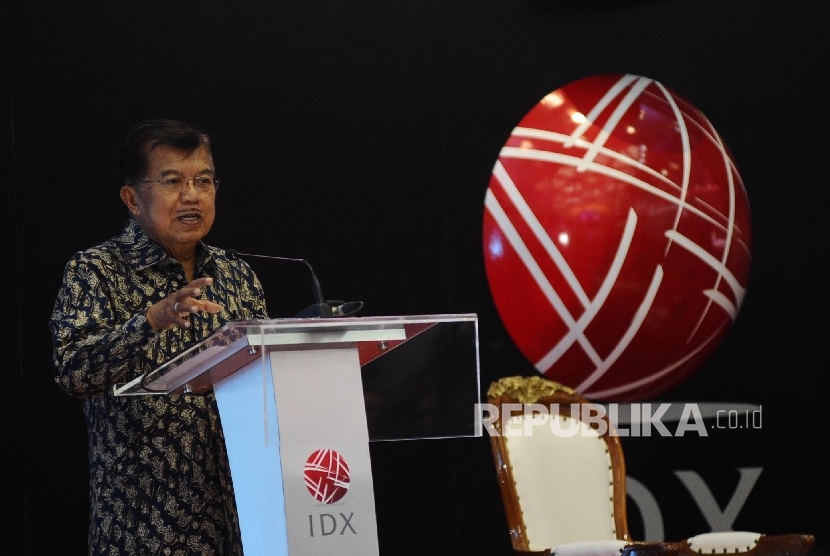  Wakil Presiden Jusuf Kalla berikan sambutan membuka perdagangan saham hari pertama 2017 di BEI, Jakarta, Selasa (3/1).