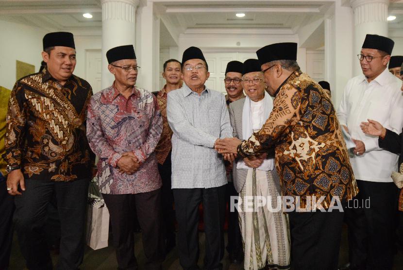 Wakil Presiden Jusuf Kalla bersama Mantan Rais Aam PBNU KH. Ma'ruf Amin usai memberikan keterangan usai menggelar pertemuan dengan sejumlah pimpinan organisasi masyarakat Islam di Jakarta, Jumat (26/10). Pertemuan tersebut membahas kesepakatan sikap bersama pimpinan ormas Islam terkait kasus pembakaran bendera kalimat Tauhid di Limbangan, Garut. 