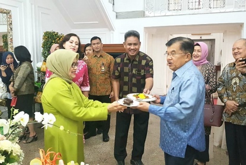 Wakil Presiden Jusuf Kalla bersama perangkat, staf dan pegawai di lingkungan Setwapres RI mendoakan Ibu Mufidah Jusuf Kalla yang berulang tahun ke-76 hari ini, Selasa (12/2).