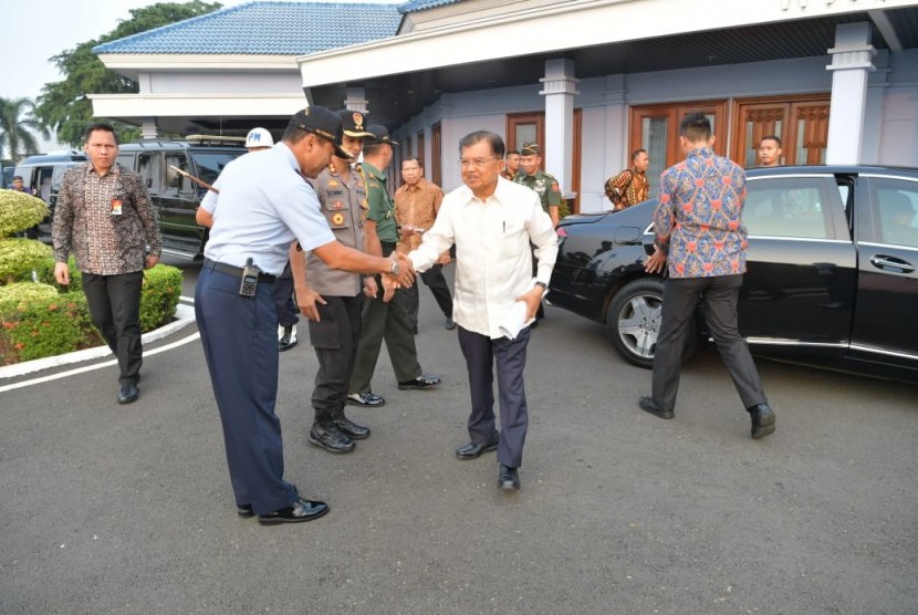 Wakil Presiden Jusuf Kalla bertolak dari Jakarta untuk melakukan kunjungan kerja ke Provinsi Aceh dan Sumatra Barat, Senin (2/9).  