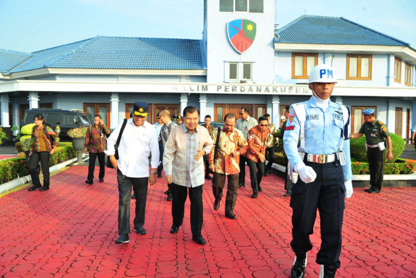 Wakil Presiden Jusuf Kalla bertolak ke Yogyakarta untuk meresmikan  Gedung Program Pascasarjana Universitas Negeri Yogyakarta (UNY), Sabtu (4/5).