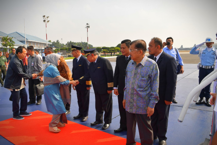 Wakil Presiden Jusuf Kalla beserta Ibu Mufidah Jusuf Kalla bertolak ke Makassar hendak merayakan Hari Raya idul Adha 1440 Hijriah di Makassar, Sulawesi Selatan, Sabtu (9/8).