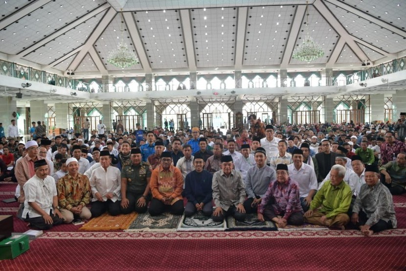 Wakil Presiden Jusuf Kalla dan Dewan Pembina ISYEF Arief Rosyid saat diskusi ISYEF di Makassar, Sulawesi Selatan, Ahad (24/6).