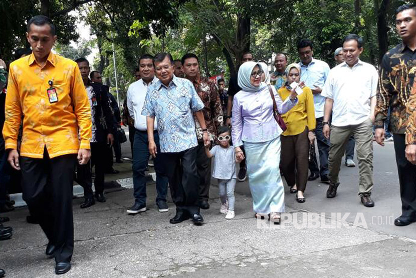 Wakil Presiden Jusuf Kalla dan Ibu Mufidah Jusuf Kalla beserta cucu dan anak-anaknya datang ke TPS 03 Kelurahan Pulo, Kecamatan Kebayoran Baru, Jakarta Selatan, Rabu (19/4). 