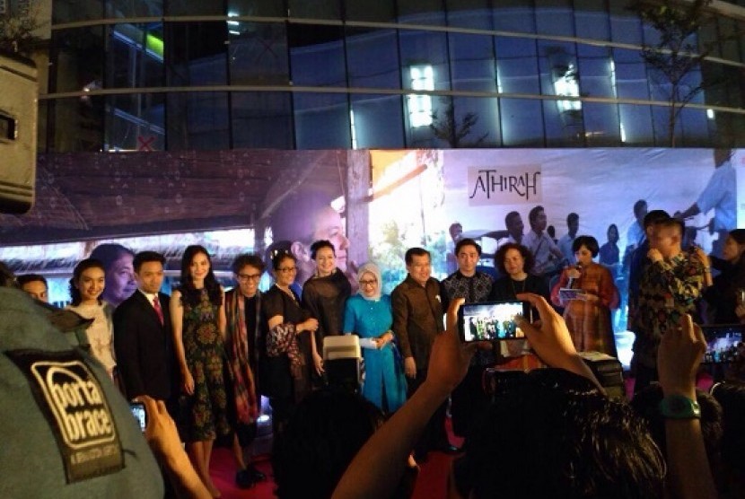 Wakil Presiden Jusuf Kalla dan Ibu Mufidah menyaksikan pemutaran Film Athirah di Epicentrum XXI, Jakarta Senin (26/9)