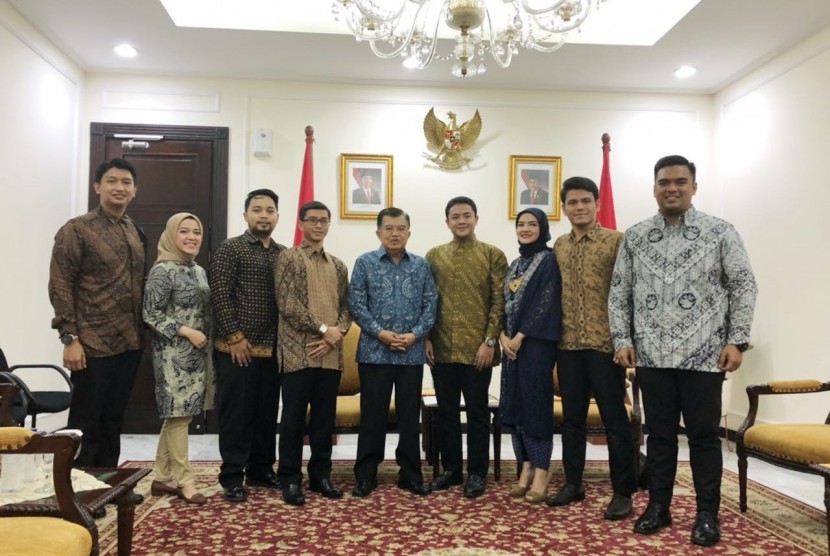 Wakil Presiden Jusuf Kalla dan Ketua Departemen Pemuda DMI Arief Rosyid, serta panitia ISYEF di Istana Wakil Presiden, Selasa (6/2).