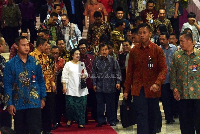 Wakil Presiden Jusuf Kalla dan Mantan Presiden kelima RI Megawati Soekarnoputri meninggalkan gedung Nusantara IV usai membuka simposium Kebangsaan bertajuk 