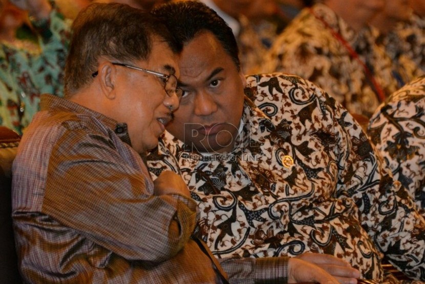 Wakil Presiden Jusuf Kalla dan Menteri Perdagangan Rachmat Gobel berbincang saat hadir dalam Rapat Pimpinan Nasional (Rapimnas) Kadin 2014 , Jakarta, Senin (8/12).