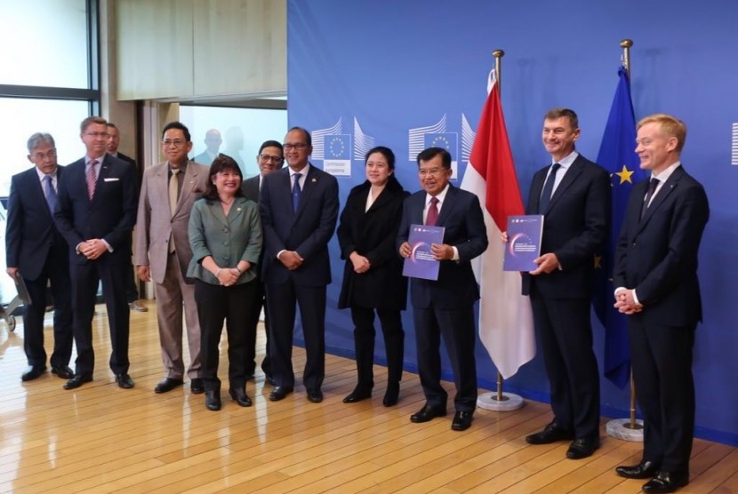 Wakil Presiden Jusuf Kalla dan Menteri PMK Puan Maharani terlebih dahulu bertemu dengan Wakil Presiden Uni Eropa Andrus Ansip pada Senin (9/10). 