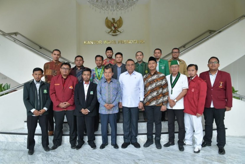 Wakil Presiden Jusuf Kalla dan Wakil Ketua Umum DMI Syafruddin bersama organisasi kepemudaan Islam.