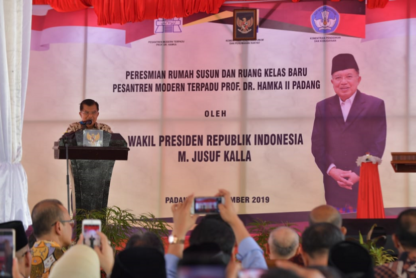 Wakil Presiden Jusuf Kalla di sela-sela meresmikan asrama putri dan ruang kelas Pesantren Modern Terpadu Prof Hamka di Padang, Selasa (3/9).