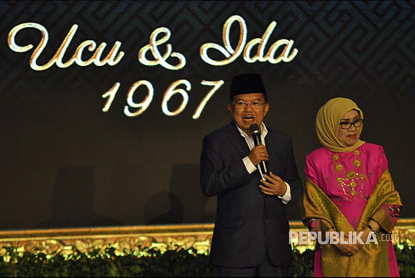 Wakil Presiden Jusuf Kalla didampingi istrinya Mufidah Kalla memberi sambutan saat acara Hari Pernikahan Emas Jusuf Kalla di Hotel Dharmawangsa, Jalan Kebayoran Baru, Jakarta, Ahad (27/8). 