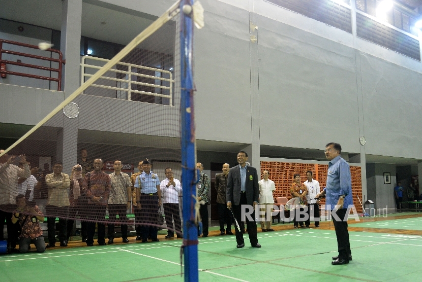 Wakil Presiden Jusuf Kalla didampingi Ketua Umum PBSI Wiranto mecoba bermain bulutangkis saat meninjau Pelatnas PBSI di Cipayung, Jakarta Timur, Selasa (3/10). 