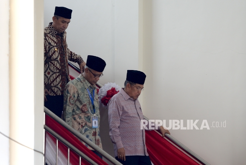Wakil Presiden Jusuf Kalla didampingi Ketua Umum PP Muhammdiyah Haedar Nashir dan Gubernur Maluku Said Assagaf (dari kanan) menuruni tangga usai Penutupan Tanwir Muhammadiyah di Islamic Center, Ambon, Maluku, Ahad (26/2).