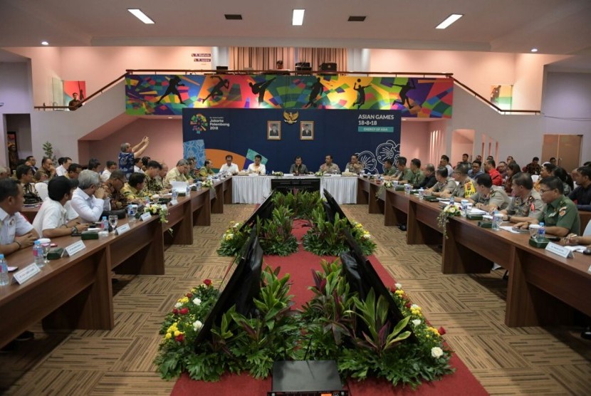 Wakil Presiden Jusuf Kalla  didampingi Menpora Imam Nahrawi, Ketua KONI Tono Suratman, Wakil Ketua KOI Muddai Madang, CdM Indonesia Syafruddin pimpin rapat terbatas tentang prestasi atlet menghadapi Asian Games 2018.