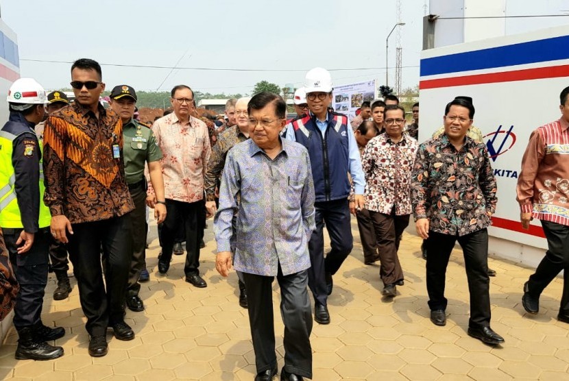 Wakil Presiden Jusuf Kalla didampingi para menteri mengajak serta para duta besar negara sahabat mengunjungi Kampus Universitas Islam Internasional Indonesia (UIII) di  Depok, Jawa Barat, Selasa (15/10).