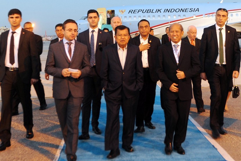 Wakil Presiden Jusuf Kalla didampingi Wakapolri Komjen. Pol. Syafruddin (ketiga kanan), disambut Duta Besar Indonesia untuk Turki, Wardana (kedua kanan) saat tiba di Istanbul, Turki, Kamis (19/10).