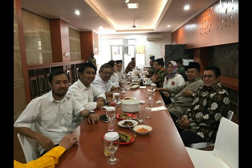 Wakil Presiden Jusuf Kalla (dua dari kanan) dan Muhammad Arief Rosyid (dua dari kiri) usai Shalat Jumat yang dirangkaikan makan siang di Istana Wapres, Jumat (24/3).