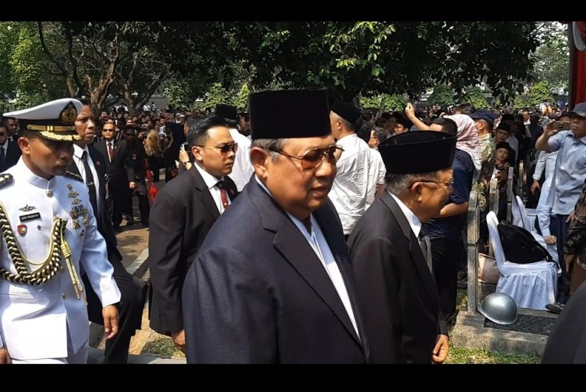 Wakil Presiden Jusuf Kalla hadir beriringan dengan presiden keenam Susilo Bambang Yudhoyono (SBY), presiden kelima Megawati soekarnoputri, dan para ibu negara serta wakil presiden era sebelumnya memasuki area Taman Makan Pahlawan (TMP) Kalibata, Jakarta sekitar pukul 13.31 WIB menghadiri pemakaman BJ Habibie.