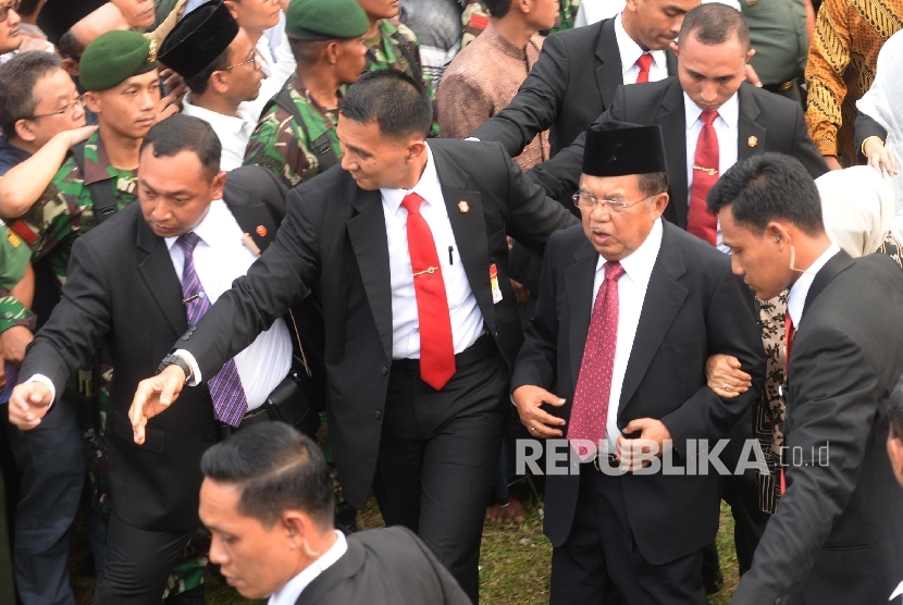 Wakil Presiden Jusuf Kalla hadir dalam pemakaman Almarhum KH. Hasyim Muzadi di komplek Pondok Pesantren Al-Hikam, Depok, Jabar, Kamis (16/3)