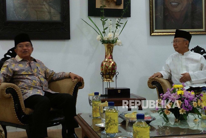 Wakil Presiden Jusuf Kalla (JK) bertemu dengan Gus Solah di Ponpes Tebuireng, Jombang, Jawa Timur, Ahad (29/10). 