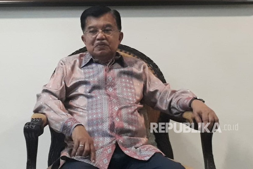 Wakil Presiden Jusuf Kalla (JK) saat diwawancarai wartawan di Kantor Wakil Presiden, Jalan Medan Merdeka Utara, Jakarta, Selasa (29/1).