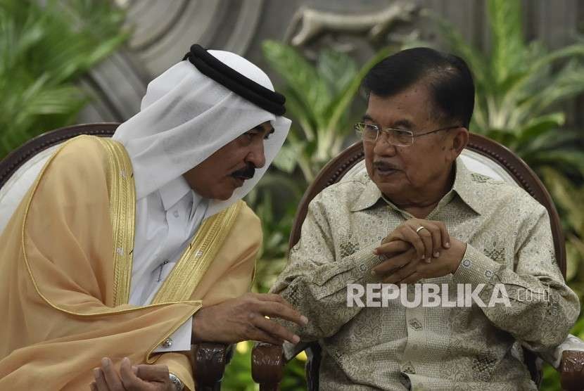 Indonesian Vice President Jusuf Kalla (right) and Qatar Ambassador to Indonesia YM Ahmad Bin Jassim (left). (File photo)