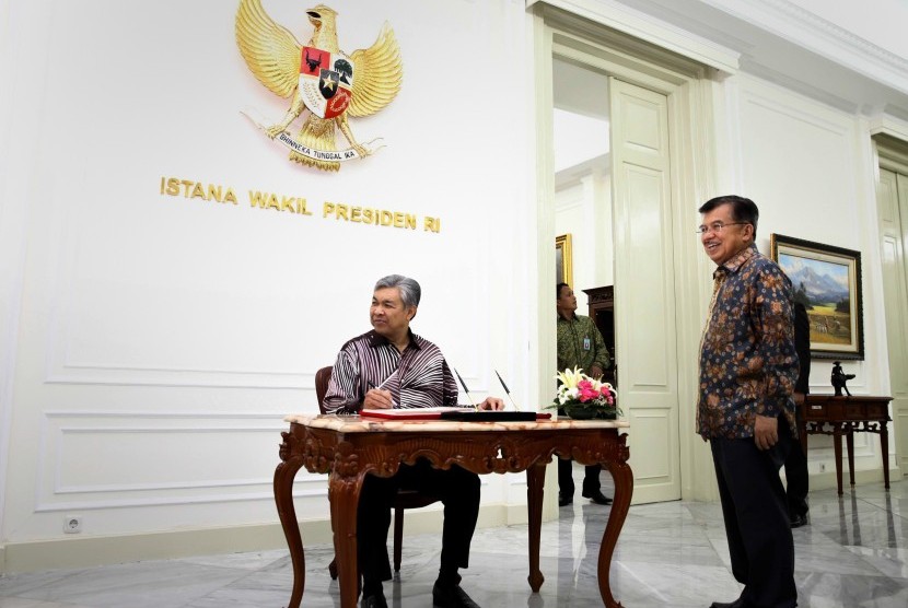 Wakil Presiden Jusuf Kalla (kanan) berbincang dengan Wakil Perdana Menteri Malaysia Ahmad Zahid Hamidi (kiri) (Ilustrasi)