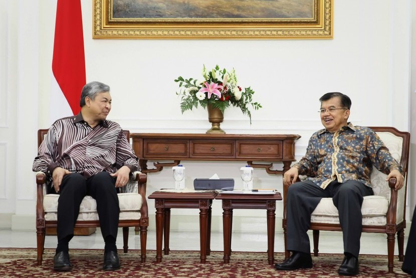 Wakil Presiden Jusuf Kalla (kanan) berdialog dengan Wakil Perdana Menteri Malaysia Ahmad Zahid Hamidi (kiri) yang berkunjung ke Istana Wapres, Jakarta, Jumat (18/9). 