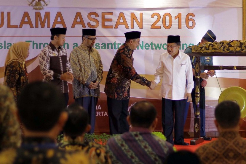 Wakil Presiden Jusuf Kalla (kanan) berjabat tangan dengan Menteri Agama Lukman Hakim Saifuddin (keempat kiri) disaksikan Walikota Bogor Bima Arya (kedua kiri) saat pembukaan Halaqah Ulama ASEAN yang berlangsung 13-15 Desember 2016, di Hotel Salak, 