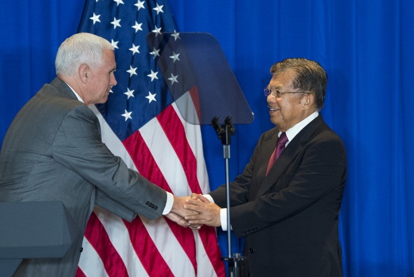Wakil Presiden Jusuf Kalla (kanan) berjabat tangan dengan Wakil Presiden Amerika Serikat (AS) Michael R. Pence usai memberi sambutan dalam Business Leaders and Commercial Deal Signing, Jakarta, Jumat (21/4). 